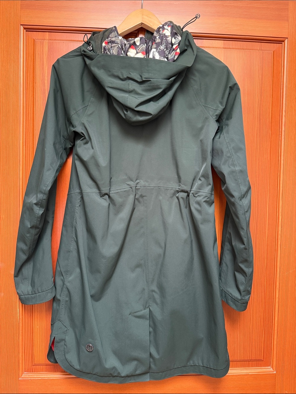 Lululemon Forest Green Hooded Rain Jacket size 4 - Picture 2 of 7